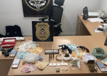 Armas, dinheiro e drogas apreendidos durante a operação - Luiz Ernandes
