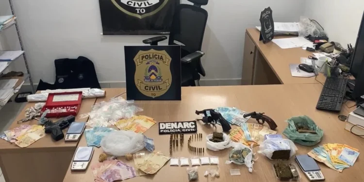 Armas, dinheiro e drogas apreendidos durante a operação - Luiz Ernandes