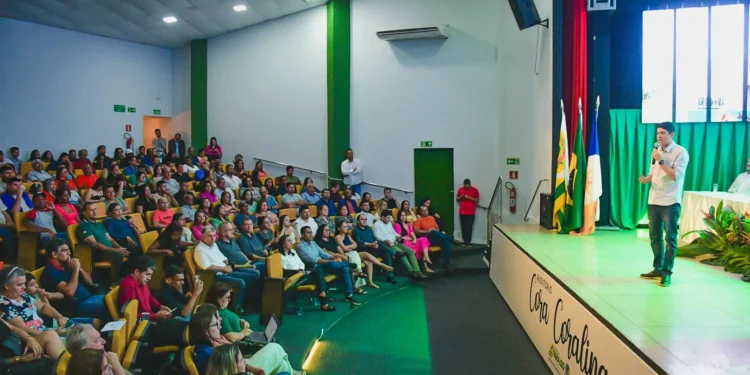 Prefeitura entrega mais de 100 lotes a MEIS, Micro e Pequenos empresários