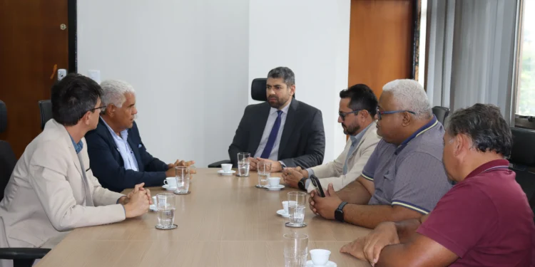 Secretário Bruno Azevedo se reúne com representantes sindicais