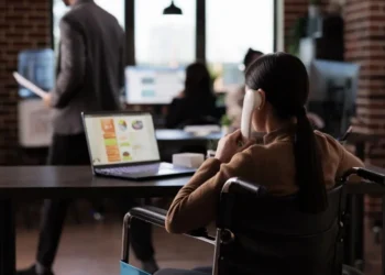 8 em cada 10 pessoas já se sentiram prejudicadas no mercado de trabalho por ser uma pessoa com deficiência e/ou neurodivergente • Freepik