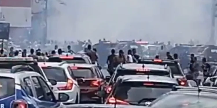 Torcidas de Santa Cruz e Sport protagonizaram cenas de violência nas ruas de Recife • Reprodução/Redes Sociais