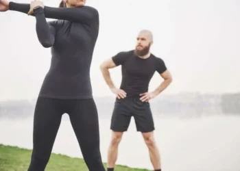 O uso de roupas térmicas durante o cardio pode ser prejudicial, aumentando o risco de desidratação, perda excessiva de minerais e hipertermia
crédito: standret/ FreePik