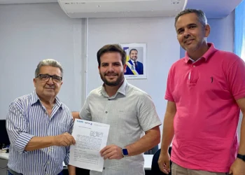 Prefeito de Muricilândia, João Victor Borges Pereira recebe Termo na sede da Adapec. Foto: Victor Guimarães / Governo do Tocantins