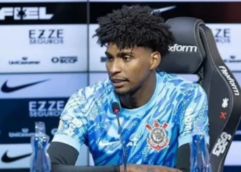 Hugo Souza reclama da bola usada na competição • Reprodução/Instagram