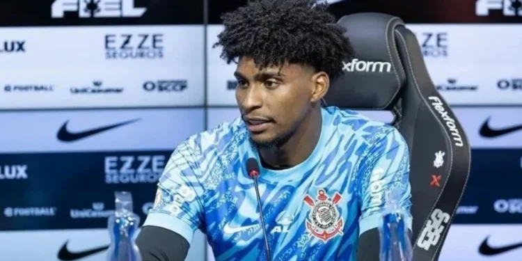 Hugo Souza reclama da bola usada na competição • Reprodução/Instagram