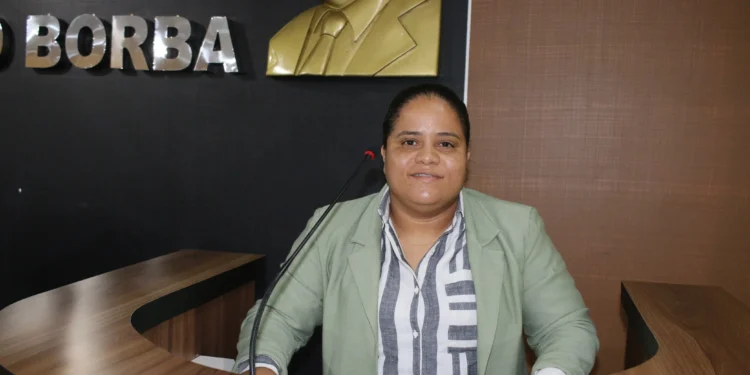 Manutenção em estradas da Serra da Lopa e em rua de Miracema motivam requerimentos da vereadora Amanda Fraga