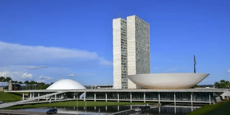 Sem regulamentação, Congresso acumula projetos sobre licença-paternidade
