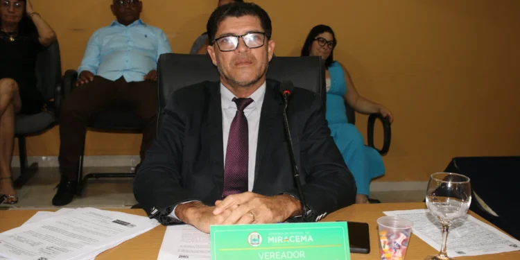 Canteiro Central da Avenida Tocantins está precisando de limpeza anuncia Adão Pedreiro