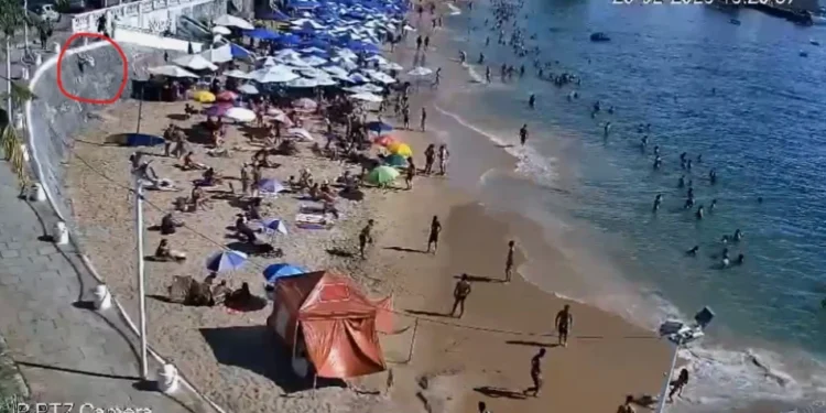 Imagem mostra momento em que contenção desaba e homem cai na areia • Reprodução