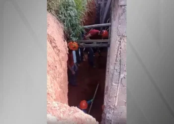 Uma pessoa morreu e outra ficou ferida após deslizamento de terra em Jandira, na Grande São Paulo • Divulgação/Defesa Civil de SP