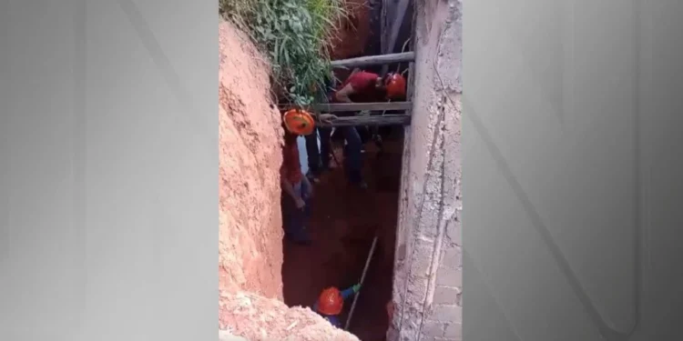 Uma pessoa morreu e outra ficou ferida após deslizamento de terra em Jandira, na Grande São Paulo • Divulgação/Defesa Civil de SP