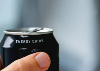 Bebidas energéticas contêm alta quantidade de cafeína e, em excesso, podem levar à agitação e à dificuldade para dormir • bauwimauwi/GettyImages