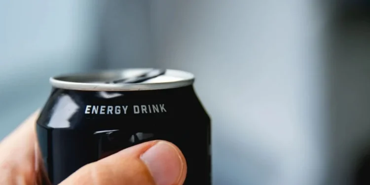 Bebidas energéticas contêm alta quantidade de cafeína e, em excesso, podem levar à agitação e à dificuldade para dormir • bauwimauwi/GettyImages