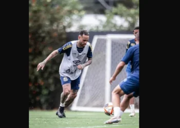 Jogador prepara chute durante treino • Raul Baretta/ Santos FC