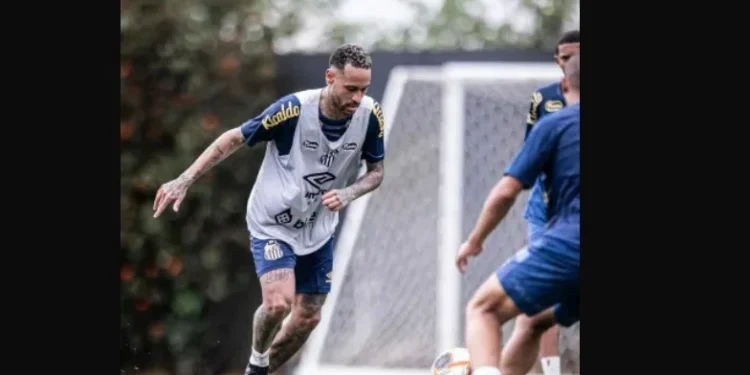 Jogador prepara chute durante treino • Raul Baretta/ Santos FC