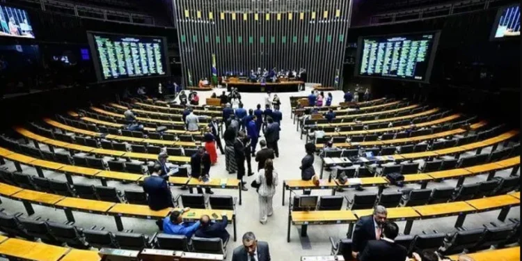 PL cogita pedir votação de projeto da anistia direto no plenário da Câmara