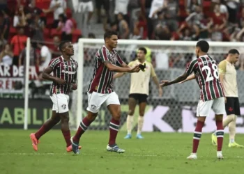 Thiago Silva comemora com jogadores do Fluminense um dos gols marcados contra o Vasco • TON MOLINA/FOTOARENA/FOTOARENA/ESTADÃO CONTEÚDO