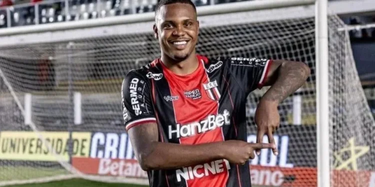 Saiba quem é Alexandre Jesus, atacante que frustrou reestreia de Neymar