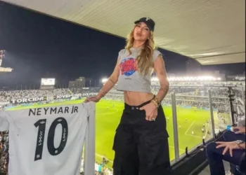 Virgínia no jogo de estreia de Neymar Jr. no Santos