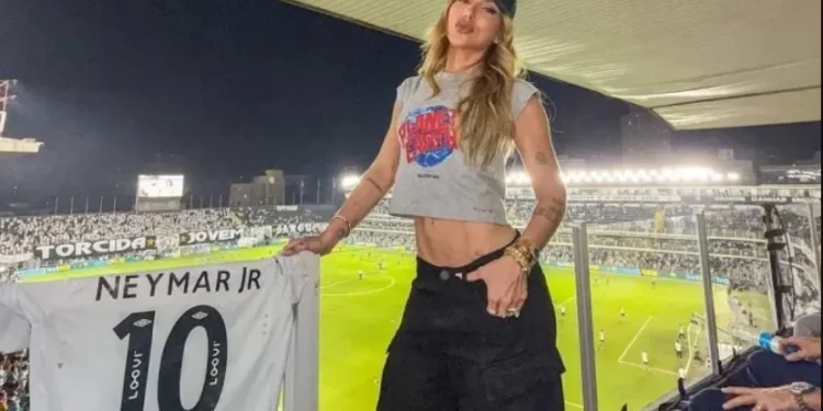 Virginia, Zé Felipe e mais famosos vão à reestreia de Neymar no Santos