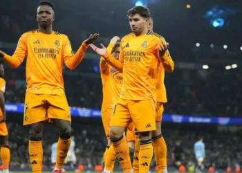 Brahim Díaz e Vini Jr comemoram gol do Real Madrid sobre o Manchester City • ose Breton/Pics Action/NurPhoto via Getty Images