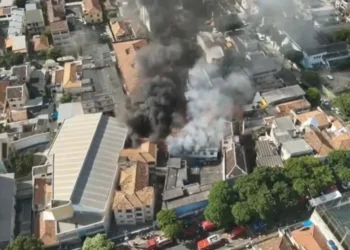 Incêndio atInge fábrica de confecção de roupas de carnaval no RJ. • Centro de Operações Rio