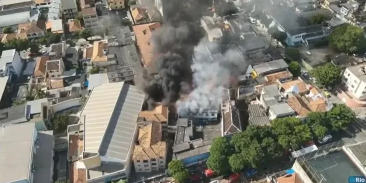 Incêndio atinge fábrica de fantasias de carnaval na zona Norte do Rio