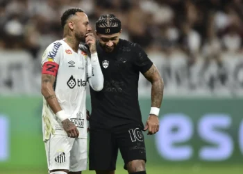Neymar e Memphis Depay trocam camisas e chuteiras após clássico
