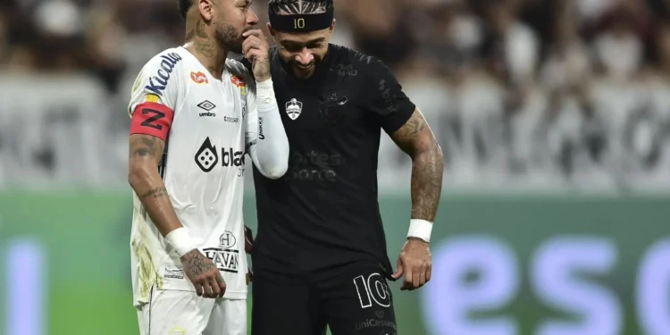 Neymar e Memphis Depay trocam camisas e chuteiras após clássico