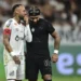 Neymar e Memphis Depay trocam camisas e chuteiras após clássico