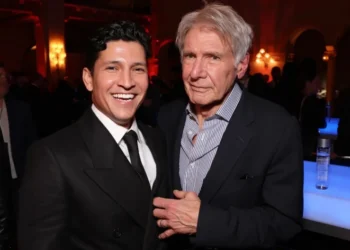 Danny Ramirez e Harrison Ford na première de "Capitão América: Admirável Novo Mundo" • Jesse Grant/Getty Images for Disney