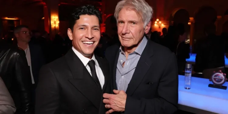 Danny Ramirez e Harrison Ford na première de "Capitão América: Admirável Novo Mundo" • Jesse Grant/Getty Images for Disney