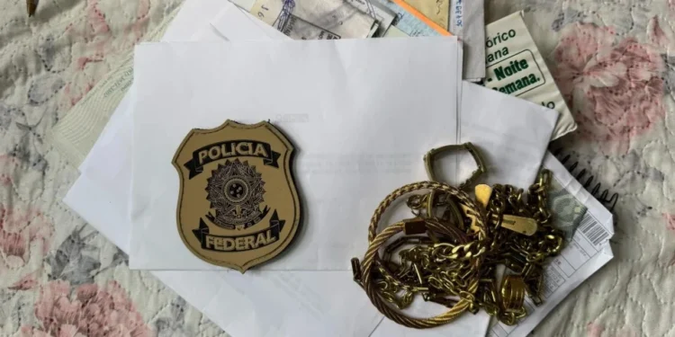 São cumpridos seis mandados de prisão, 26 de busca e apreensão, além de 28 medidas restritivas e o bloqueio de R$ 39 milhões em bens dos investigados • Polícia Federal