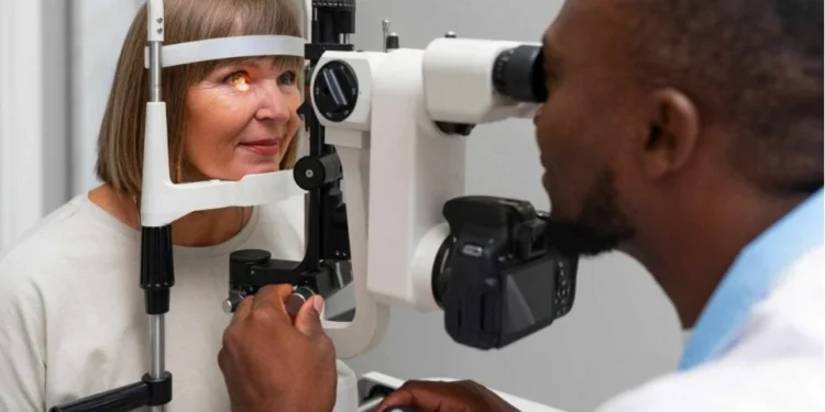 Check-up da saúde ocular é capaz de detectar fatores de risco como hipertensão arterial ou diabetes
crédito: FreePik