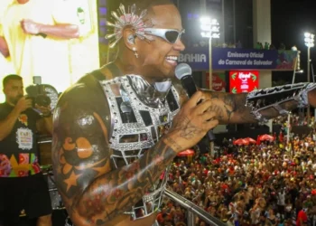 Léo Santana durante o Carnaval no circuito Barra Ondina, em Salvador. • Dilson Silva e Wesley Costa/ AgNews