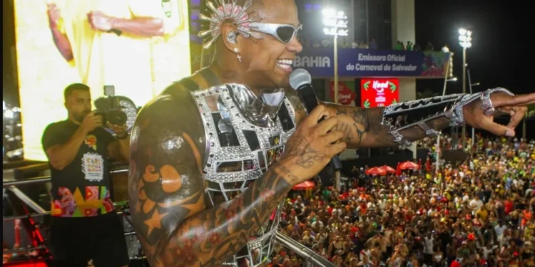 Léo Santana durante o Carnaval no circuito Barra Ondina, em Salvador. • Dilson Silva e Wesley Costa/ AgNews