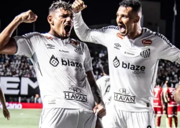 Tiquinho Soares comemora na vitória do Santos contra o Noroeste • Raul Baretta / Santos FC