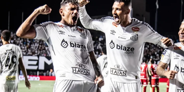 Tiquinho Soares comemora na vitória do Santos contra o Noroeste • Raul Baretta / Santos FC