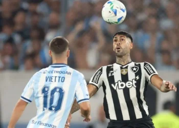 Barboza em disputa de bola com Vietto • Vitor Silva/Botafogo