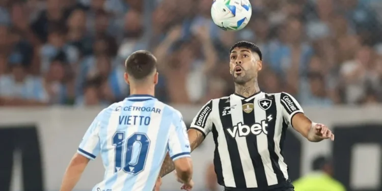 Barboza em disputa de bola com Vietto • Vitor Silva/Botafogo