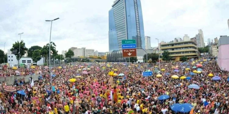 Cuidado na folia: misturar álcool e medicamentos implica em riscos à saúde