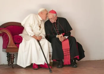 Filme “Dois Papas” retrata um encontro fictício entre o papa Bento 16, pouco antes de sua renúnia em 2013, e o cardeal Jorge Mario Bergoglio – que viria a se tornar o papa Francisco • Peter Mountain