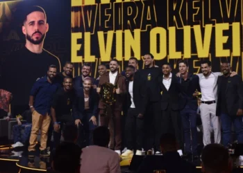 Kelvin Oliveira com a taça do mundial de Kings League e cercado pelos companheiros de Seleção • Divulgação/ Kings League Brazil