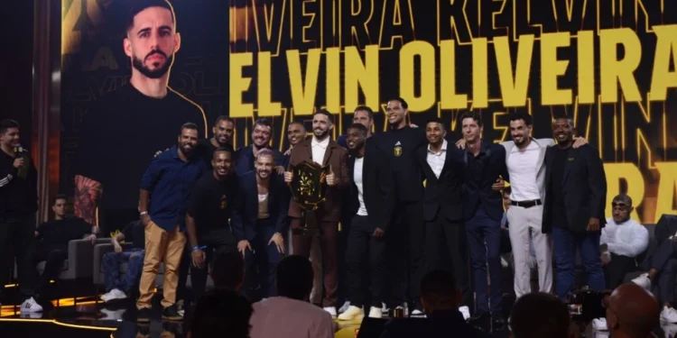 Kelvin Oliveira com a taça do mundial de Kings League e cercado pelos companheiros de Seleção • Divulgação/ Kings League Brazil