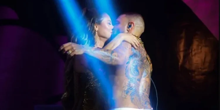 Diogo Nogueira e Paolla Oliveira se beijam em show no Rio • Webert Belicio / Agnews