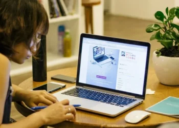 Os cursos estão disponíveis nos canais do YouTube • Tran Mau Tri Tam/Unsplash