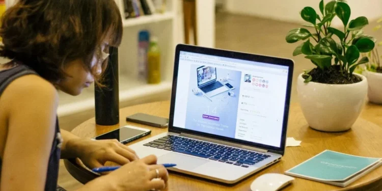 Os cursos estão disponíveis nos canais do YouTube • Tran Mau Tri Tam/Unsplash