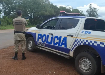 Militares do 3º BPM atendem ocorrência e prendem homem por descumprimento de medida protetiva contra ex-companheira. - Foto: Ascom 3º BPM