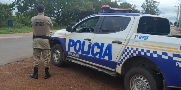 Militares do 3º BPM atendem ocorrência e prendem homem por descumprimento de medida protetiva contra ex-companheira. - Foto: Ascom 3º BPM